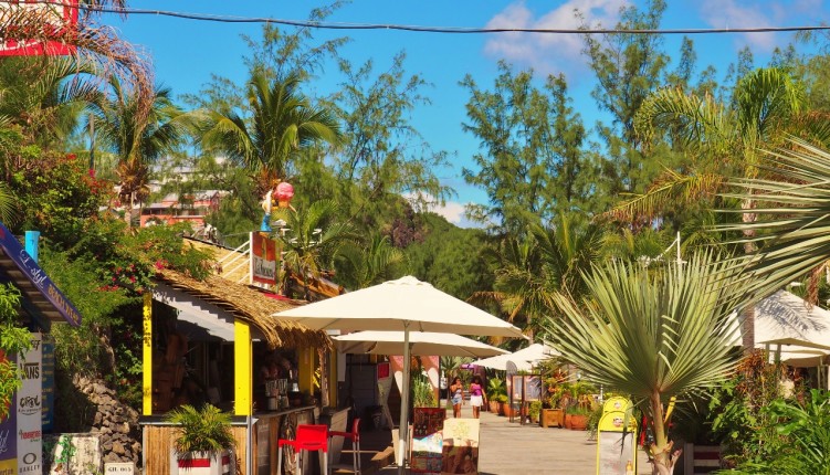 Chemin piéton face à l'océan à Boucan Canot avec bar et restaurants