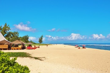 La plage des Brisants avec son sable blanc à la Réunion (Saint-Gilles)