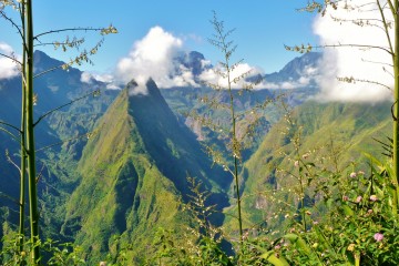 Vue sur le cirque de Mafate avec la randonnée de Roche Verre Bouteille