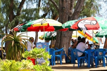 Restaurant face au lagon les pieds dans le sable