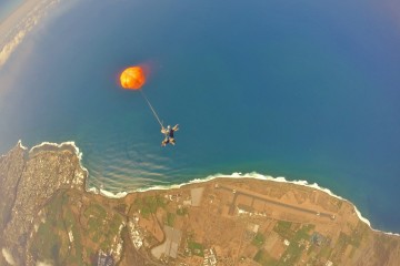 Parachute à la Réunion avec l'océan indien en fond