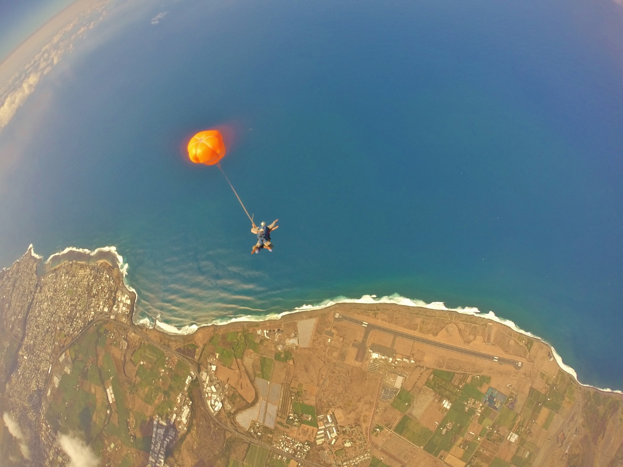 Parachute à la Réunion avec l'océan indien en fond
