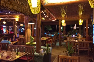 L'intérieur du Bambou Bar restaurant à Boucan Canot