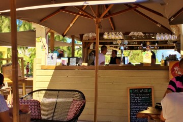 Le bar du restaurant sauvage sur la plage des Brisants