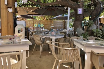 Le restaurant L'Uni Vert et ses tables pieds dans le sable