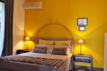Une chambre bien aménagée pour la location saisonnière