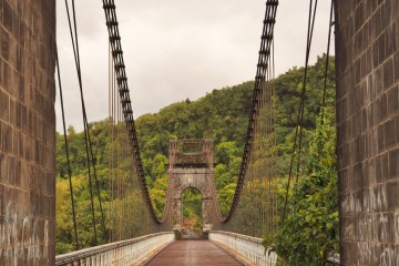 Le pont suspendu de la Rivière de l'Est
