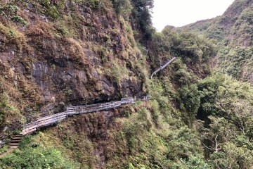 Sentier de la canalisation Augustave dans Mafate