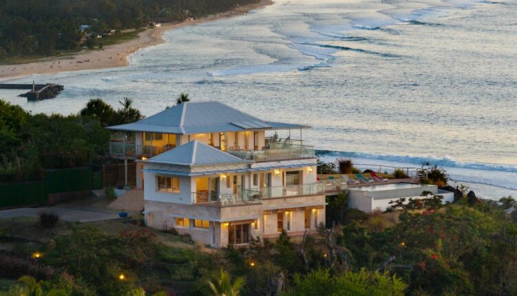 Villa avec piscine et vue mer gérée par une agence de location saisonnière à La Réunion
